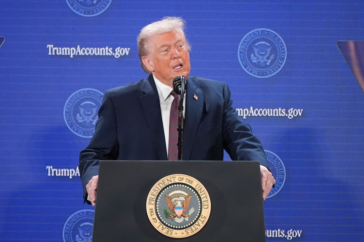 [워싱턴=AP/뉴시스] 도널드 트럼프 미국 대통령이 28일(현지 시간) 미국 워싱턴DC 카네기멜론 오디터리움에서 연설하고 있다. 트럼프 대통령은 소말리아 이민자 출신 연방 하원의원이 괴한에 습격당한 사건을 두고 "자작극"이라고 비방했다. 2026.01.29.