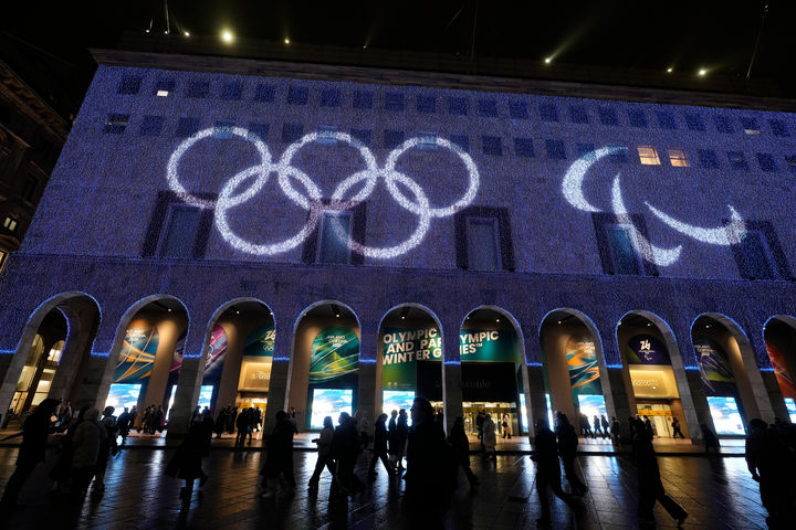 [밀라노=AP/뉴시스] 28일(현지 시간) 이탈리아 밀라노 두오모 고딕 대성당 건물 전면 외벽에 2026 밀라노·코르티나담페초 동계올림픽 오륜이 투사되고 있다. 2026 동계올림픽은 2월 6일 이탈리아 밀라노 산시로 올림픽 스타디움에서 개막해 17일간의 열전에 돌입한다. 2026.01.29.