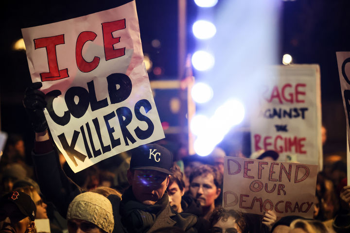 [파리=AP/뉴시스] 30일(현지 시간) 뉴욕타임스(NYT)가 미 이민세관단속국(ICE) 내부 메모를 검토한 결과, 현장에서 서류 미비 이민자로 의심되는 사람들을 영장 없이 체포할 수 있도록 범위를 넓히는 지침이 마련된 것으로 확인됐다. 사진은 28일(현지 시간) 프랑스 파리 외무부 인근에서 미국 이민세관단속국(ICE)의 단속에 항의하는 집회가 열린 가운데 한 시위자가 ‘ICE는 냉혹한 살인자"라고 적힌 팻말을 들고 있다. 2026.01.31.