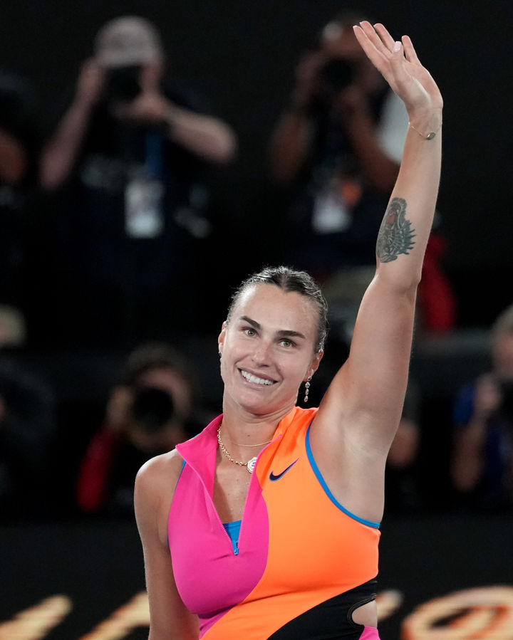 [멜버른=AP/뉴시스] 아리나 사발렌카(벨라루스)가 29일 호주 멜버른에서 열린 호주오픈 테니스대회 여자 단식 준결승에서 엘리나 스비톨리나(우크라이나)를 꺾은 뒤 관중들에게 인사하고 있다. 2026.01.29