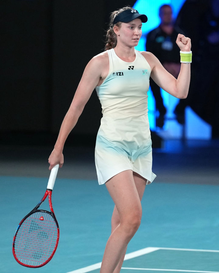 [멜버른=AP/뉴시스] 엘레나 리바키나(카자흐스탄)가 29일 호주 멜버른에서 열린 호주오픈 테니스대회 여자 단식 준결승에서 제시카 페굴라(미국)를 꺾은 뒤 주먹을 불끈 쥐고 있다. 2026.01.29