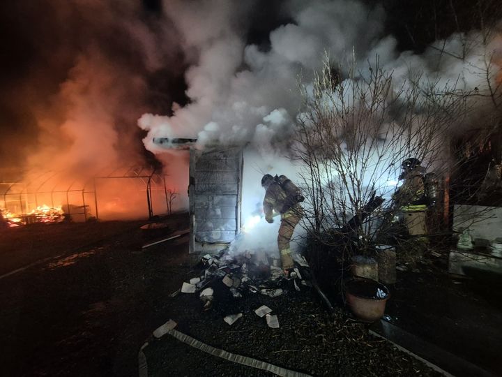 [부여=뉴시스] 29일 오전 12시41분께 충남 부여군 세도면 화수리 마강사 요사채에서 불이 나 현장에 출동한 소방대원이 사투를 벌이고 있다. (사진=부여소방서 제공) 2026.01.29. photo@newsis.com *재판매 및 DB 금지