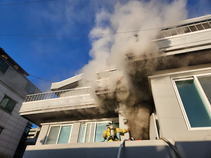 [대구=뉴시스] 28일 오후 4시26분께 대구 북구 대현동의 한 2층짜리 단독주택 1층에서 불이 났다. (사진=대구소방안전본부 제공) 2026.01.29. photo@newsis.com *재판매 및 DB 금지
