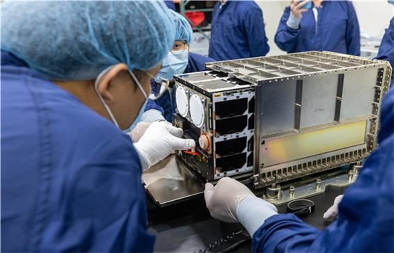 지난해 8월 NASA 케네디우주센터의 최종 점검에서 K-라드큐브가 발사관(디스펜서)에 장착되고 있다. (사진=NASA) *재판매 및 DB 금지