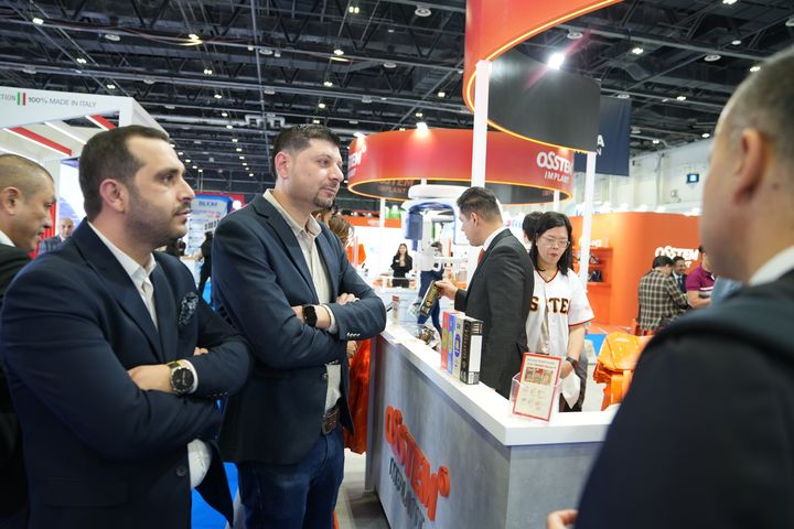 [서울=뉴시스] 오스템임플란트는 지난 19일부터 21일까지 아랍에미레이트연합(UAE) 두바이에서 열린 'AEEDC 두바이 2026(AEEDC 2026)'에서 디지털 기반 통합 진료 솔루션과 검증된 임플란트 기술로 호평 받았다고 29일 밝혔다. (사진=오스템임플란트 제공) 2026.01.29. photo@newsis.com *재판매 및 DB 금지