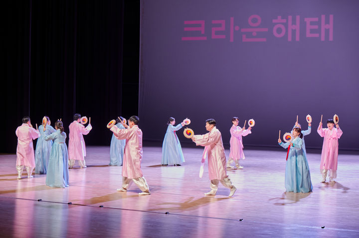 [서울=뉴시스] 지난 28일 '제7회 크라운해태 한음회 광주공연'에서 임직원 국악동아리 '민들래팀'이 '민요 장기타령'을 공연하고 있다.(사진=크라운해태제과 제공) *재판매 및 DB 금지