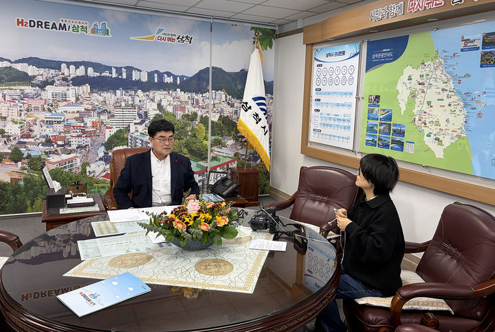 박상수 삼척시장이 지난 28일 시장 집무실에서, 설 명절을 앞두고 청렴 메시지를 송출하고 있다.(사진=삼척시 제공) *재판매 및 DB 금지