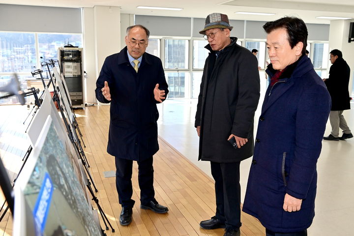 [진주=뉴시스]유홍준 국립중앙박물관장, 국립진주박물관 건립부지 현장 방문.(사진=진주시 제공).2026.01.29.photo@newsis.com *재판매 및 DB 금지