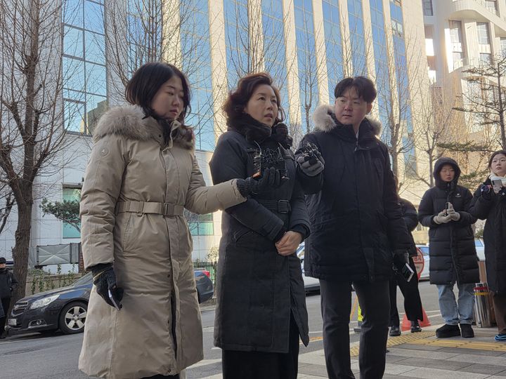 4차 출석 김경 "심려끼쳐 송구"…경찰, 추가 의혹들 집중 추궁