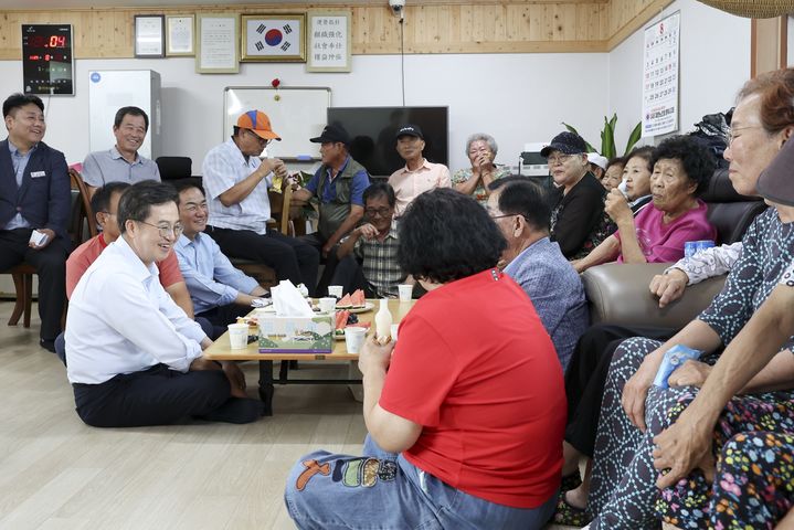 [수원=뉴시스] 지난해 8월20일 평택 내1리 마을회관(무더위쉼터)을 방문한 김동연 지사. (사진=경기도 제공) 2026.01.29. photo@newsis.com *재판매 및 DB 금지