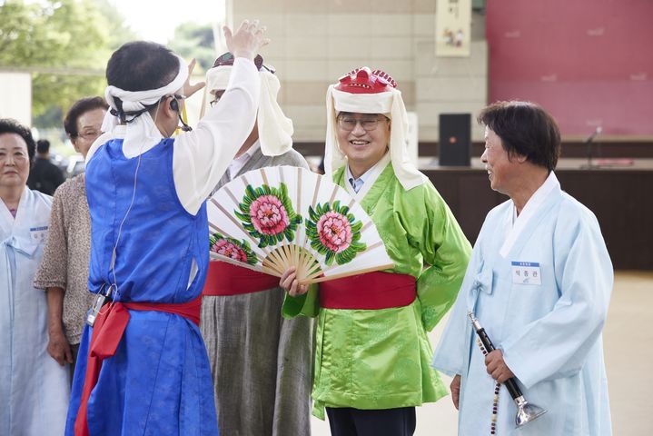 [수원=뉴시스] 지난해 8월26일 양주에서 별산대놀이 춤동작을 배우고 있는 김동연 지사. (사진=경기도 제공) 2026.01.29. photo@newsis.com *재판매 및 DB 금지