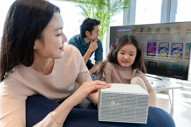 [서울=뉴시스] KT 모델들이 지니 TV AI 에이전트를 활용하고 있는 모습. (사진=KT 제공) 2026.01.29. photo@newsis.com *재판매 및 DB 금지