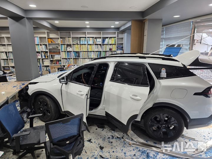 [청주=뉴시스] 29일 오전 9시19분께 충북 청주시 상당구 수동에서 A(60대·여)씨가 몰던 스포츠유틸리티차(SUV)가 한 오피스 건물로 돌진했다. (사진=청주동부소방서 제공) 2026.01.29. photo@newsis.com