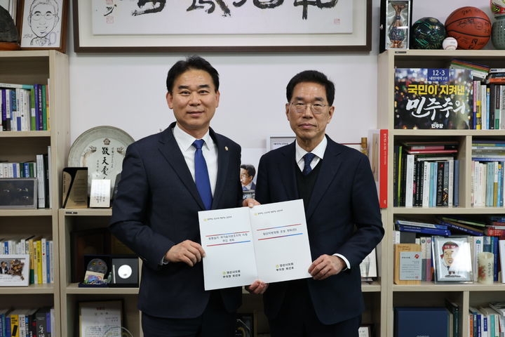 [양산=뉴시스] 최선호 양산시 부의장이 기후환경 현안 해결을 위해 국회를 방문해 건의 사항을 전달하고 있다. (사진=최선호 양산시 부의장 제공) 2026.01.29. photo@newsis.com *재판매 및 DB 금지