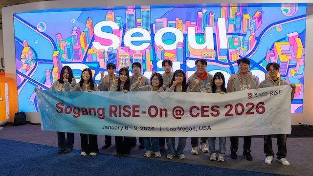 [서울=뉴시스] 서강대 'CES 2026 서울통합관' 서포터즈가 단체 사진을 촬영하고 있다. (사진=서강대 제공) 2026.01.29. photo@newsis.com *재판매 및 DB 금지