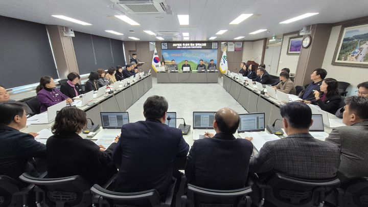 [고성(경남)=뉴시스] 신정철 기자= 경남 고성군은 내년도 국·도비 확보 목표액을 올해 목표액 대비 3.5% 증가된 2900억 원으로 정하고, 군민 다수에게 실질적으로 필요한 사업을 발굴하기 위해 전 부서장이 팔을 걷어붙이기로 했다고 29일 밝혔다.사진은 29일 오전, 류해석 부군수 주재로 국·소장 및 전 부서장이 참석한 가운데 개최된 2027년도 국·도비 확보 보고회 모습.(사진=고성군 제공).2026.01.29. photo@newsis.com *재판매 및 DB 금지