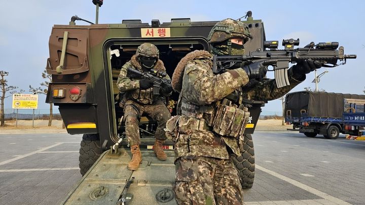 [태안=뉴시스] 29일 충남 태안군 일대 해변에서 육군 32사단 예하 충절부대 등이 혹한기 실기동 훈련을 가진 가운데 장병들이 장갑차에서 내리자 마자 경계 태세를 갖추고 있다. (사진=육군32사단 제공) 2026.01.29. photo@newsis.com. *재판매 및 DB 금지