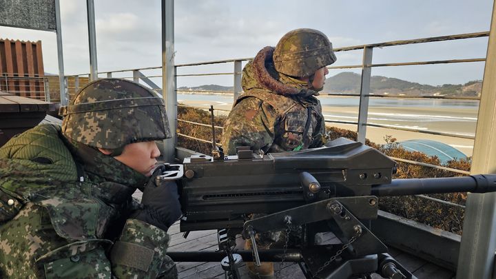 [태안=뉴시스] 29일 충남 태안군 일대 해변에서 육군 32사단 예하 충절부대원이 혹한기 실기동 훈련 중 경계 태세를 갖고 있다. (사진=육군32사단 제공) 2026.01.29. photo@newsis.com. *재판매 및 DB 금지