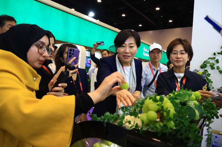 [두바이=뉴시스] 송미령 농림축산식품부 장관이 아랍에미리트(UAE) 두바이를 방문해 식량안보 협력 강화를 논의하고, 중동·아프리카 시장으로 K-할랄식품 수출 확대에 나섰다. 사진은 송 장관이 중동·아프리카 최대 국제식품박람회인 '걸푸드(Gulfood 2026)' 현장을 찾은 모습. (사진 = 농식품부 제공) 2026.01.29. *재판매 및 DB 금지