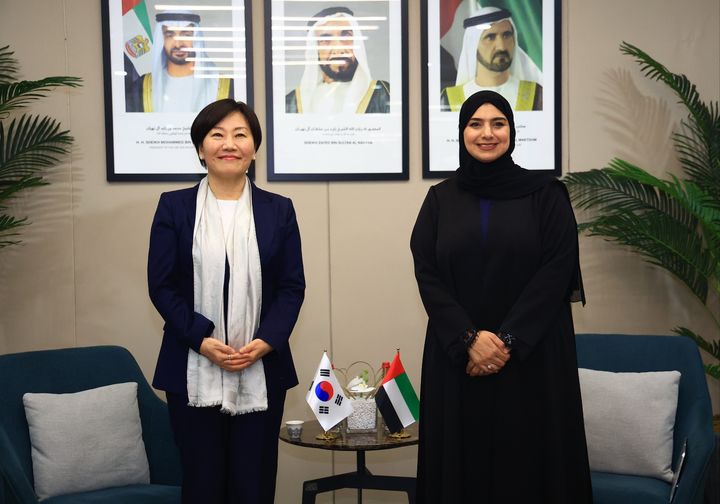 [두바이=뉴시스] 송미령 농림축산식품부 장관은 지난 28일(현지시간) UAE 두바이에서 암나 빈트 압둘라 알 다하크 UAE 기후변화환경부 장관과 만나 식량안보 협력 방안을 논의하고, 양국 간 실질적 협력을 위한 업무협약(MOU) 재체결을 제안했다. (사진 = 농식품부 제공) 2026.01.29.&nbsp; *재판매 및 DB 금지