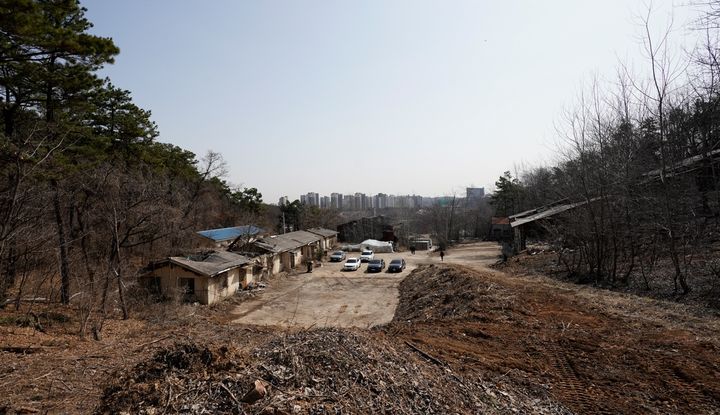 [화성=뉴시스]삼보폐광산 부지. 사진 왼쪽이 기숙사와 관리실, 정명 차량 뒤편이 광물 건조장. 오른쪽이 광물 선별장으로 쓰이던 곳이다.(사진=화성시 제공)2026.01.29.photo@newsis.com *재판매 및 DB 금지