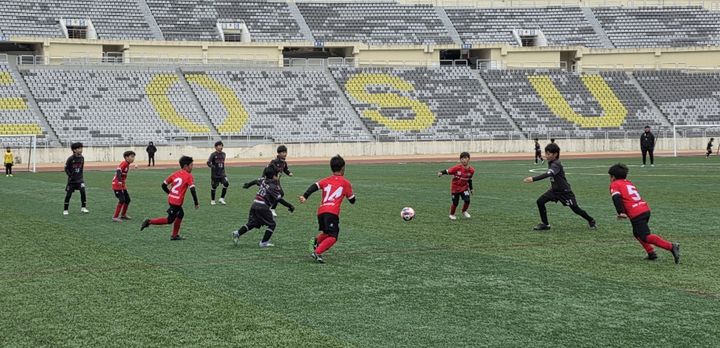 [여수=뉴시스] 전남 여수시를 찾은 유소년 축구팀이 경기장에서 겨울철 훈련에 열중하고 있다. (사진=여수시 제공) 2026.01.29. photo@newsis.com *재판매 및 DB 금지