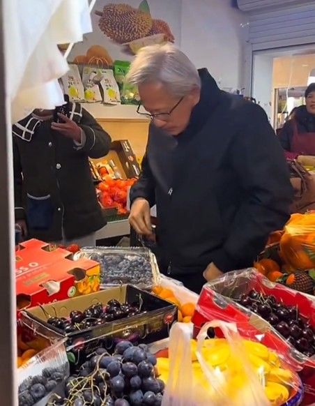 젠슨 황 재래시장 행보 화제…과일 집어 먹고 현금 봉투까지
