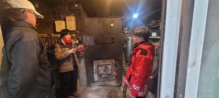 [밀양=뉴시스] 이정곤 부시장이 화목보일러 사용 가구를 방문해 안전수칙 준수를 당부하고 있다. (사진= 밀양시 제공) 2026.01.29. photo@newsis.com *재판매 및 DB 금지
