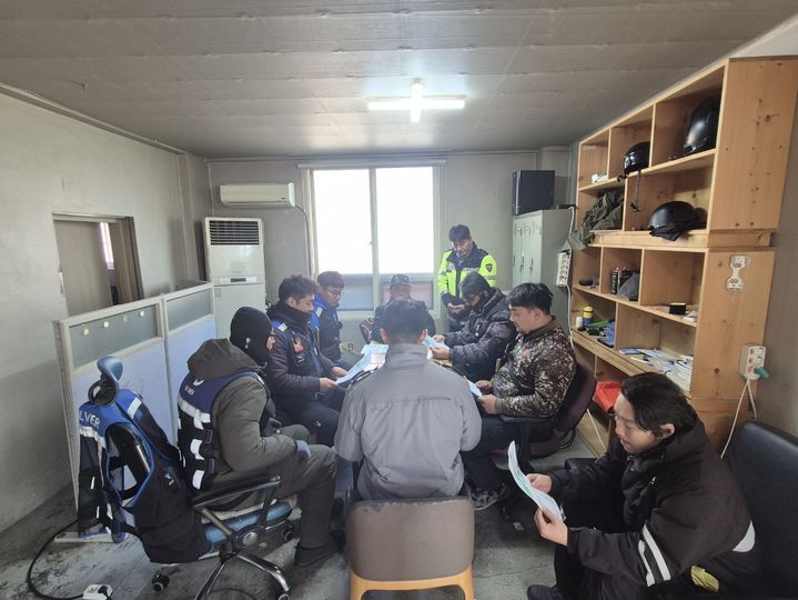 [고성(경남)=뉴시스] 신정철 기자= 경남 고성경찰서는 최근 배달 수요 증가에 따른 이륜차 교통사고 예방을 위해, 고성읍내 배달업체를 대상으로 이륜차 교통안전 교육 및 법규준수 홍보 활동을 실시했다고 29일 밝혔다.사진은 이륜차 교통안전 교육 모습.(사진=고성서 제공).2026.01.29. photo@newsis.com *재판매 및 DB 금지