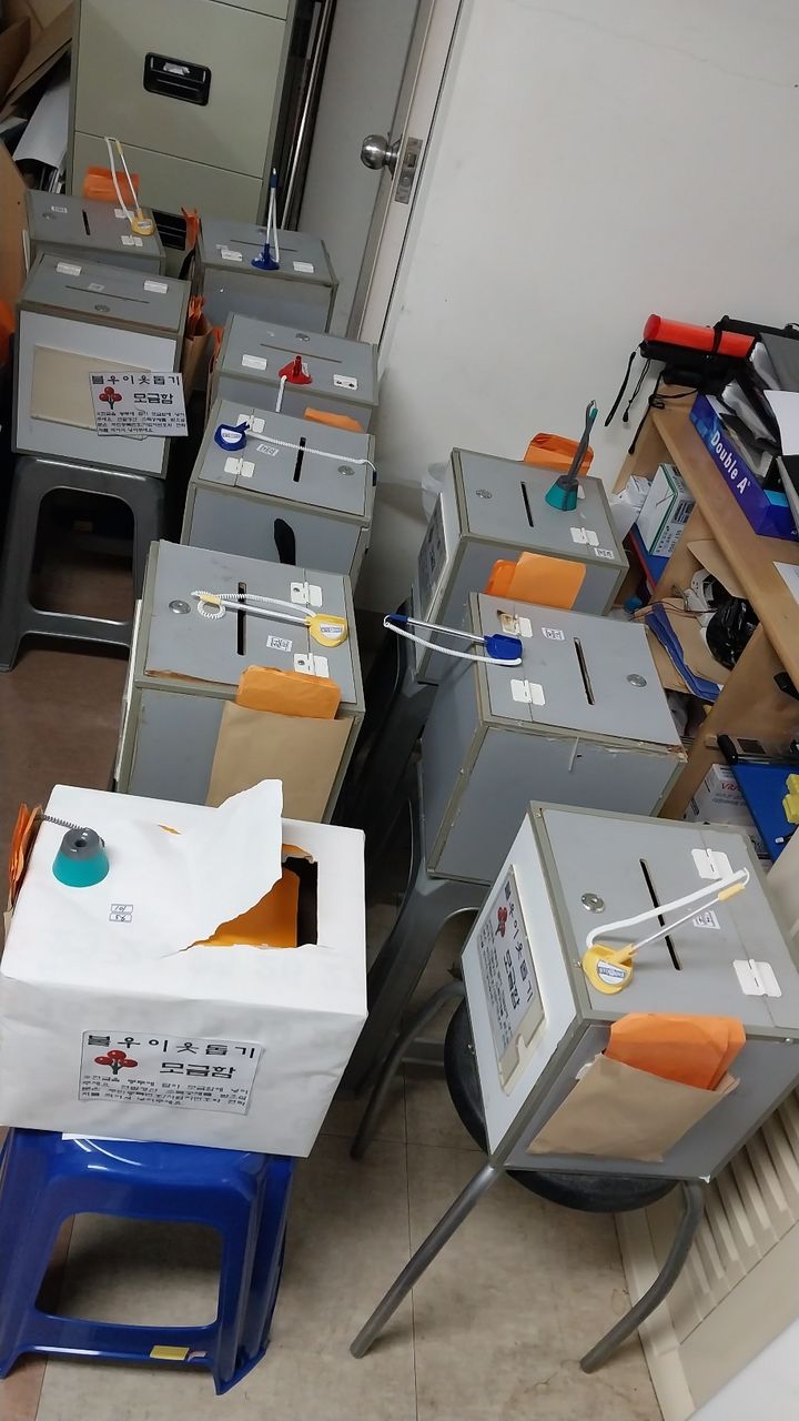 [서산=뉴시스] 지난해 12월26일 충남 서산시 동문동 일대 아파트 단지 두곳에서 이웃돕기 성금 모금함이 훼손되는 사건이 발생했다. 사진은 관리사무실이 수거한 모금함 모습. (사진=독자 제공) 2026.01.29. photo@newsis.com *재판매 및 DB 금지