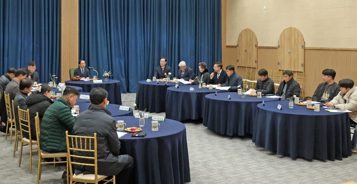 [임실=뉴시스] 지난 17일 임실치즈테마파크에서 열린 임실엔치즈클러스터의 새해 정기총회, 이사장인 심민 군수 주재로 회의가 진행 중이다. *재판매 및 DB 금지