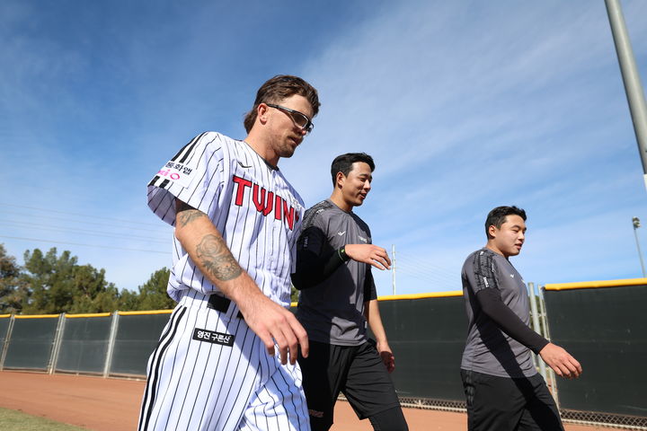 [서울=뉴시스] 프로야구 LG 트윈스의 아시아쿼터 투수 라클란 웰스가 28일(현지 시간) 미국 애리조나주 스코츠데일에서 진행 중인 LG 스프링캠프에서 훈련을 마친 뒤 이동하고 있다. (사진=LG 트윈스 제공) 2026.01.29. *재판매 및 DB 금지