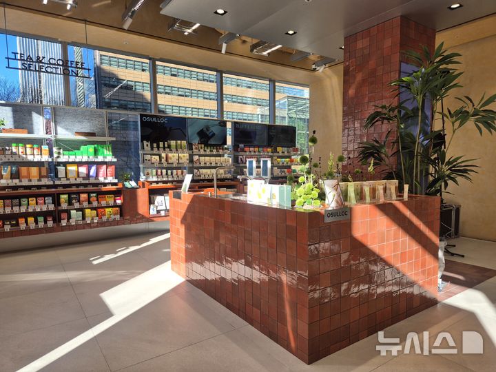 [서울=뉴시스] 이명동 기자 = 29일 오전 서울 종로구 D타워에 위치한 올리브베러(Olive Better) 1호점 내부 2층 '티앤드커피셀렉션(TEA＆COFFEE SELECTION)' 코너에 제품군과 체험공간이 보이고 있다. 해당 점포는 다음 날 공식 개점한다. 2026.01.29. ddingdong@newsis.com 