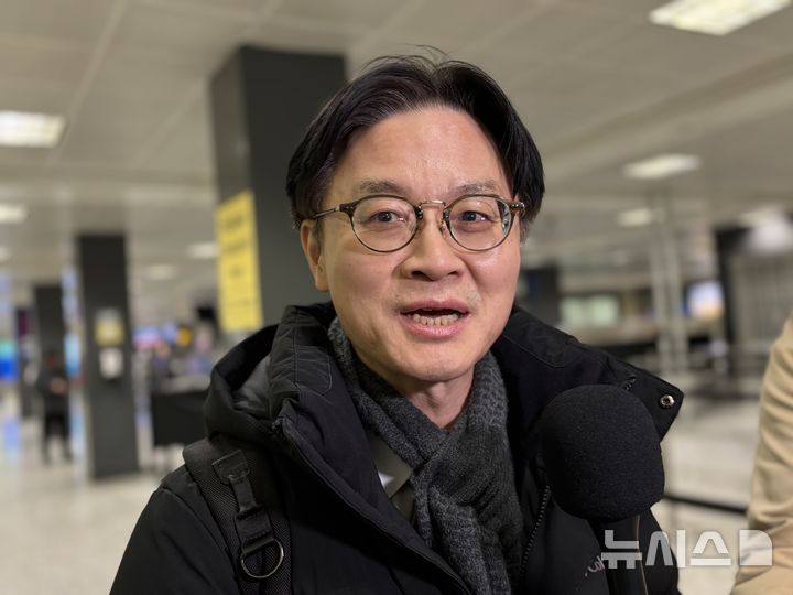 [워싱턴=뉴시스]이윤희 특파원 = 김정관 산업통상자원부(산업부) 장관이 도널드 트럼프 미국 행정부의 한국 관세 인상 발표에 대응하기 위해 28일(현지 시간) 미국 워싱턴DC 인근 덜레스국제공항으로 입국해 특파원들의 질문에 답하고 있다. 2026.01.29.