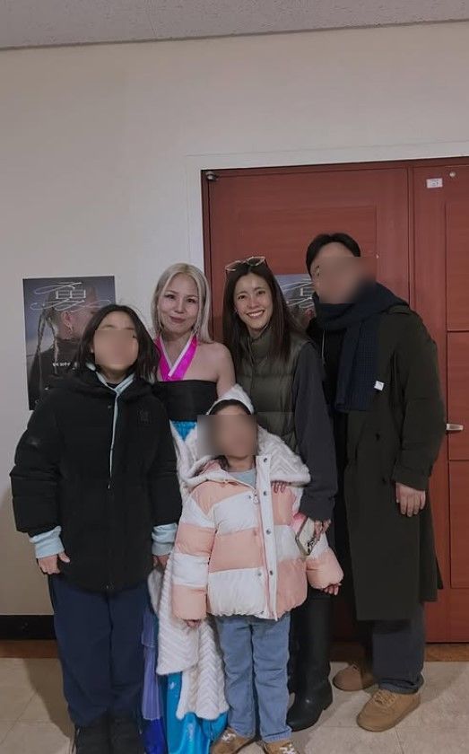 [서울=뉴시스] 배우 이윤지가 절친한 가수 알리의 데뷔 20주년 콘서트를 찾았다가, 먼저 세상을 떠난 친구 고(故) 박지선을 떠올리며 눈시울을 붉혔다. (사진=이윤지 인스타그램 캡처) 2026.01.29. photo@newsis.com *재판매 및 DB 금지