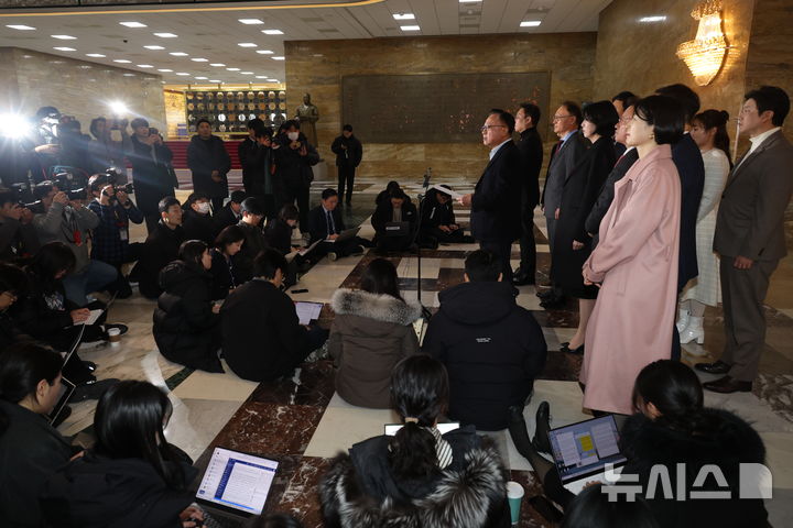 [서울=뉴시스] 조성봉 기자 = 고동진 국민의힘 의원을 비롯한 친한계 의원들이 29일 오후 서울 여의도 국회 로텐더홀에서 지도부의 한동훈 전 대표 제명 결정에 대해 입장 발표를 하고 있다.2026.01.29. suncho21@newsis.com