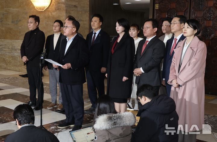 [서울=뉴시스] 조성봉 기자 = 고동진 국민의힘 의원을 비롯한 친한계 의원들이 29일 오후 서울 여의도 국회 로텐더홀에서 지도부의 한동훈 전 대표 제명 결정에 대해 입장 발표를 하고 있다.2026.01.29. suncho21@newsis.com
