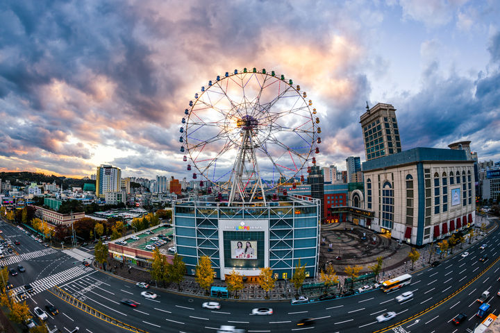 [울산=뉴시스] 롯데백화점 울산점 대관람차 '그랜드 휠'. 2026.01.29. (사진=울산점 제공) photo@newsis.com *재판매 및 DB 금지