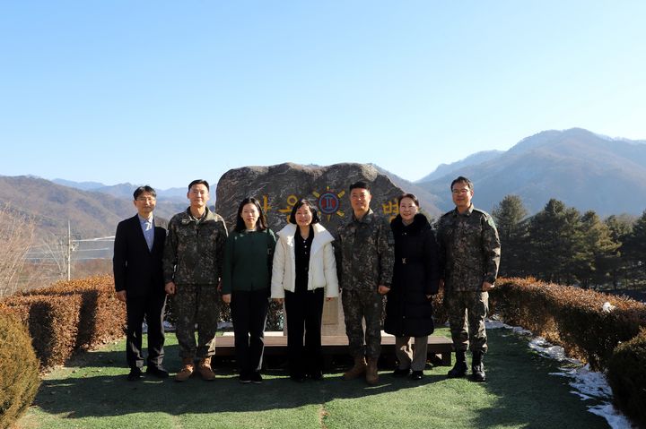 [서울=뉴시스] 송경희 개인정보보호위원회 위원장(앞줄 왼쪽에서 세번째)이 29일 강원도 소재 제2포병여단에 위문 방문해 기념촬영을 하고 있다. (사진=개인정보보호위원회 제공) 2026.01.29. photo@newsis.com *재판매 및 DB 금지