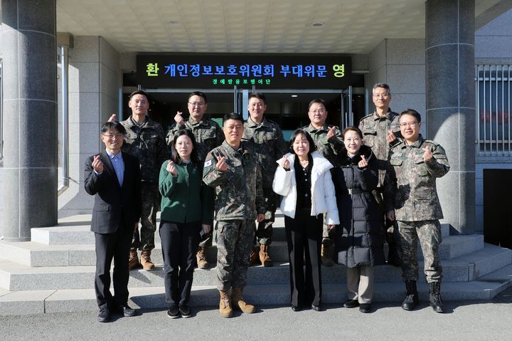 [서울=뉴시스] 송경희 개인정보보호위원회 위원장(앞줄 왼쪽에서 세번째)이 29일 강원도 소재 제2포병여단에 위문 방문해 기념촬영을 하고 있다. (사진=개인정보보호위원회 제공) 2026.01.29. photo@newsis.com *재판매 및 DB 금지
