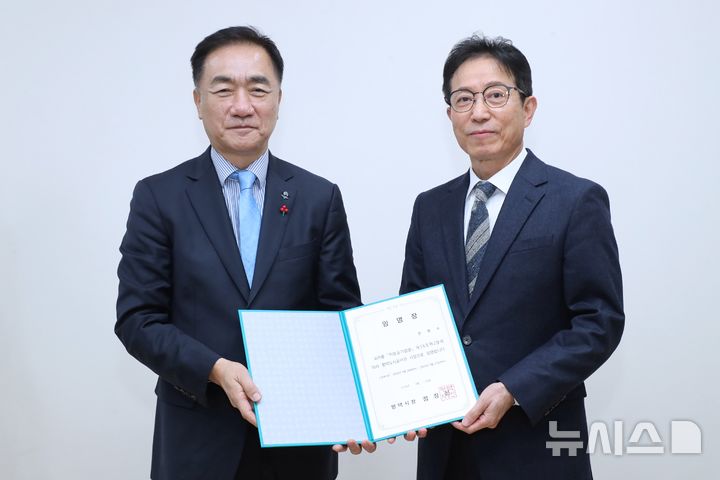 [평택=뉴시스] 정장선 시장(사진 왼쪽)이 신임 한병수 평택도시공사 사장과 기념사진을 찍고 있다. (사진=평택시 제공) 2028.01.29.photo@newsis.com&nbsp; 