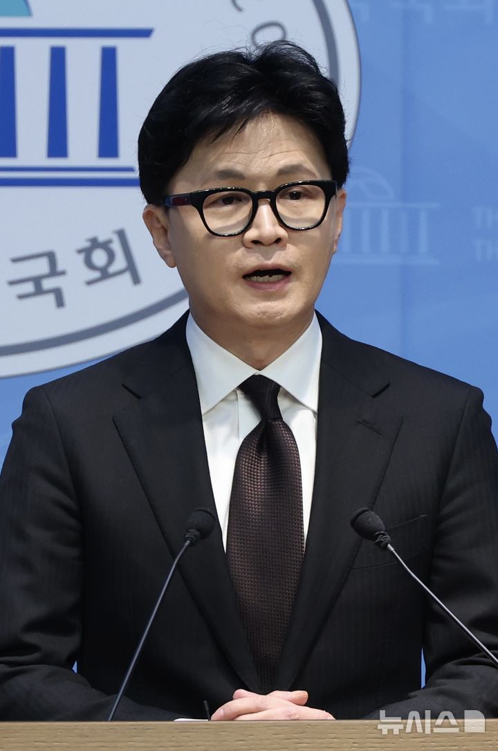 [서울=뉴시스] 조성봉 기자 = 한동훈 전 국민의힘 대표가 29일 오후 서울 여의도 국회 소통관에서 자신의 제명 결정에 대해 입장 발표를 하고 있다.2026.01.29. suncho21@newsis.com