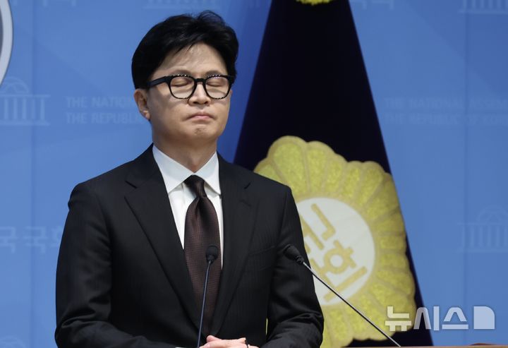 [서울=뉴시스] 조성봉 기자 = 한동훈 전 국민의힘 대표가 29일 오후 서울 여의도 국회 소통관에서 자신의 제명 결정에 대해 입장 발표를 하기 전 잠시 눈을 감고 생각에 잠겨있다.2026.01.29. suncho21@newsis.com
