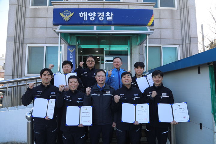 [보령=뉴시스] 보령해경 구조대에서 7명이 2025년도 분기 레스큐 아너(Rescue Honor)로 선정됐다.(사진=보령해양경찰서 제공) 2026.01.29. photo@newsis.com *재판매 및 DB 금지