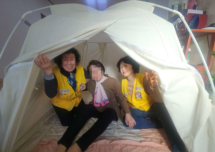 [창원=뉴시스]경남적십자사, 재난취약계층 1,715가구 난방텐트 전달. (사진=경남적십자사 제공) 2026.01.29.photo@newsis.com *재판매 및 DB 금지