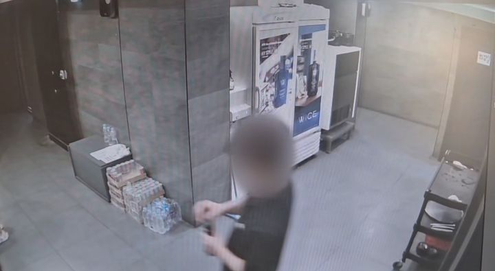 [부산=뉴시스] 부산 부산진구의 한 주점에서 종업원이 남은 술들을 조합해 만든 가짜 양주를 손님상에 가져가고 있다. (사진=부산지검 제공) 2026.01.29. photo@newsis.com *재판매 및 DB 금지