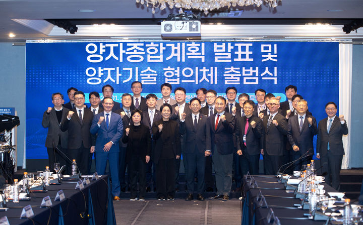 [서울=뉴시스] 배경훈 부총리 겸 과학기술정보통신부 장관이 29일 오후 서울 영등포구 켄싱턴호텔에서 열린 '양자종합계획 발표 및 양자기술 협의체 출범식' 에서 기념촬영을 하고 있다. 앞줄 왼쪽 두 번째부터 스콧 밀러드(Scott Millard) IonQ CBO(Chief Brand Officer, 최고브랜드책임자), 김현 국회의원(국회 과학기술정보방송통신위원회 간사), 최민희 국회 과학기술정보방송통신위원회 위원장, 배경훈 부총리, 최형두 국회의원(국회 과학기술정보방송통신위원회 간사). *재판매 및 DB 금지