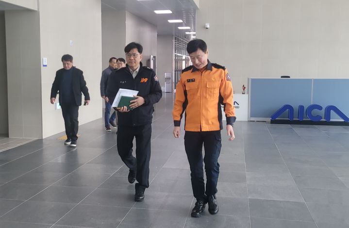 [광주=뉴시스] 조혁환 북부소방서장이 29일 광주 북구 오룡동 국가AI데이터센터를 방문하여 화재예방을 위한 현장지도점검에 나서고 있다. (사진 = 광주 북부소방서 제공) *재판매 및 DB 금지