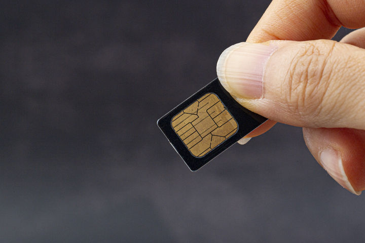 "SIM 카드 수십만 장으로 금괴 만들어"…중국 남성 '시끌'