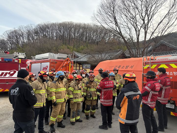 [대구=뉴시스] 대구강북소방서는 산불 주의 단계 발령에 따른 인접 출동대 간 산림화재 대응 훈련을 진행 중이다. (사진=대구강북소방서 제공) 2026.01.29. photo@newsis.com *재판매 및 DB 금지